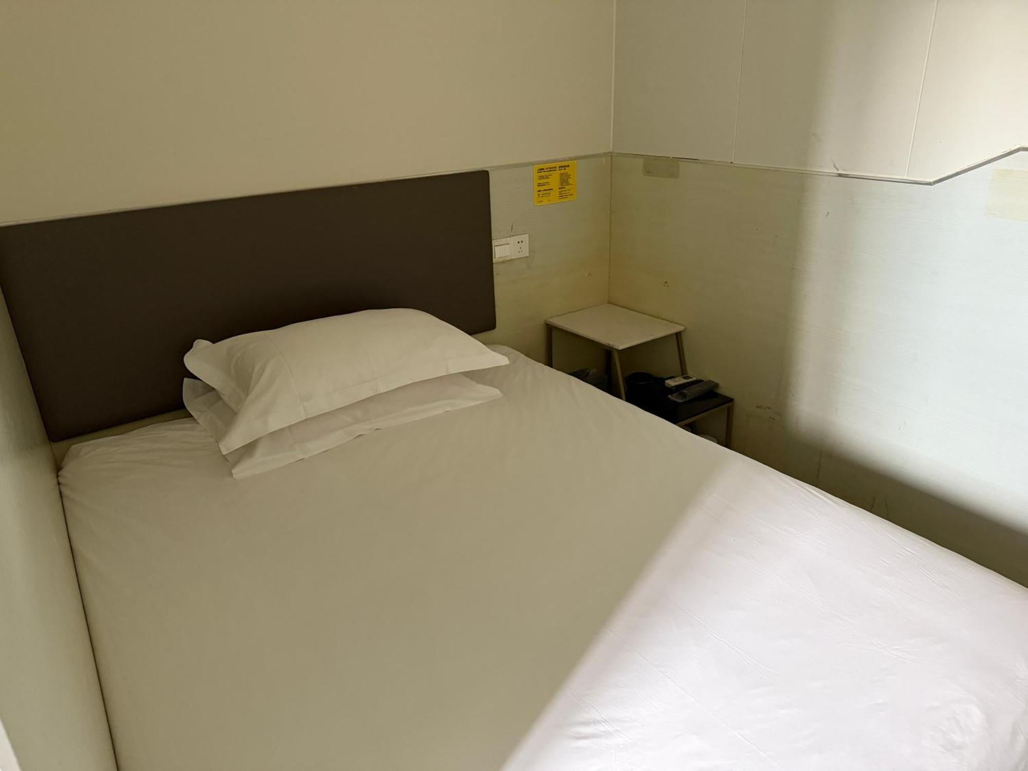 Yibai Hongqiao Airport National Exhibition Center Branch 4*