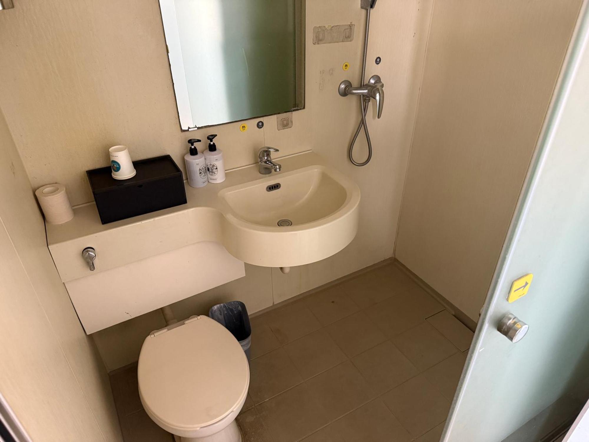 Hotel Yibai Hongqiao Airport National Exhibition Center Branch